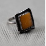 Grande bague d'auteur avec ambre.