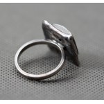 Grande bague d'auteur avec ambre.