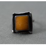 Grande bague d'auteur avec ambre.