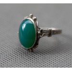 Ring with chrysoprase.