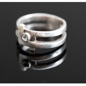 Bague moderniste de l'auteur avec zircon.