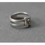 Bague moderniste de l'auteur avec zircon.