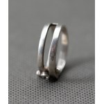 Bague moderniste de l'auteur avec zircon.