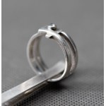 Bague moderniste de l'auteur avec zircon.