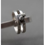Bague moderniste de l'auteur avec zircon.