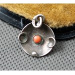 Minimalist pendant with coral.