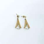 Gold earrings with Akoya pearls