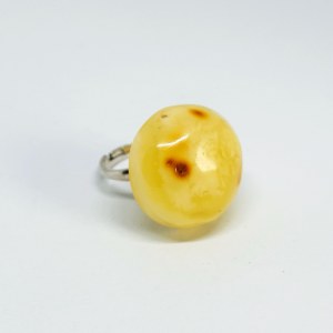 Silberner Ring mit bernsteinfarbener Kuppel