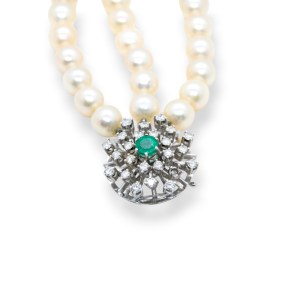 Pearl necklace with emerald diamond clasp