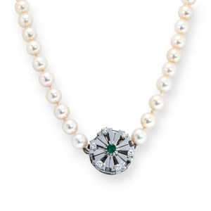 Collier de perles serti d'émeraudes et de brillants
