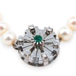 Collier de perles serti d'émeraudes et de brillants
