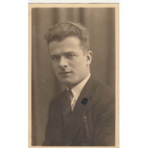POLSKA. Portret mężczyzny; wyd. ok. 1933; cz.-b., stan sł., uszkodzona