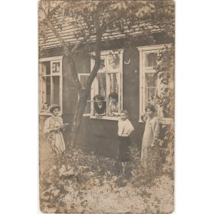 OSTROWICE. Scena rodzinna, wyd. ok. 1910; cz.-b., stan db, drobne uszkodzenia