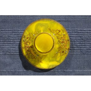 DZIWNÓW. Kieliszek szklany, kolor żółty ze złoceniami, motywy roślinne; st. bdb