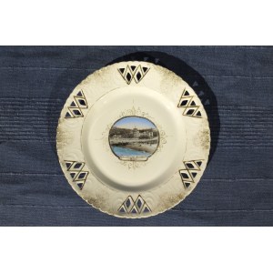 MIĘDZYZDROJE. Ażurowy dekoracyjny porcelanowy talerz, na denku widok -kolor; st