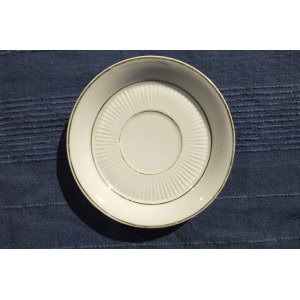 TALERZYK. Talerzyk porcelanowy; st. db, wys.: ok. 30 mm, średnica u góry: ok