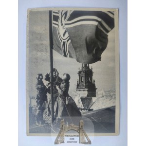 Krakow, Wawel Castle, SS hanging Nazi flag 1940