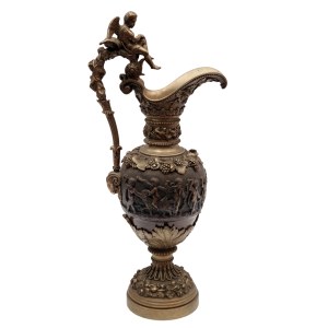 Monumentale Urnenvase im neoklassizistischen Stil