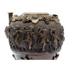 Monumentale Urnenvase im neoklassizistischen Stil