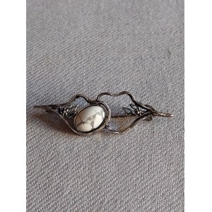 Spilla artistica in argento con Howlite naturale