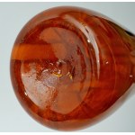 Eine riesige Glasvase mit Streifen