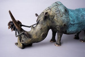 D.Z., Siedząca postać z nosorożcem (Brąz, szer. 80 cm)