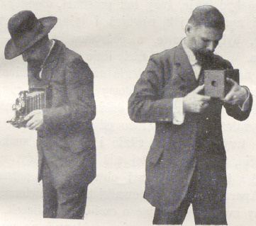Fig. 10 i 11. Sposób trzymania aparatu.