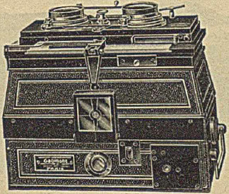 Rys. 54. Aparat stereoskopowy skrzynkowy wymiar zdjęcia 6X13 cm.