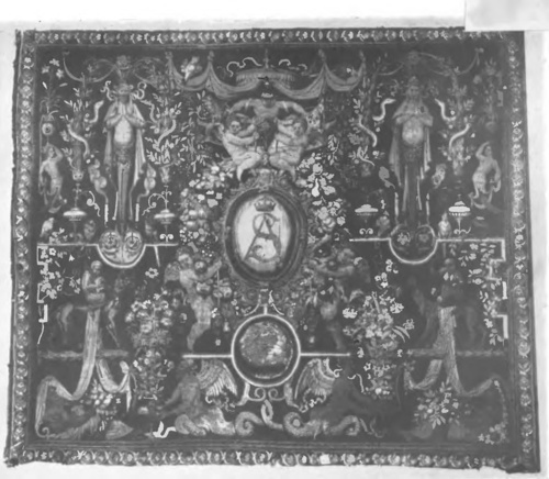 BRUXELLES XVI S. HCATEAU ROYAL DE CRACOV1E (POLOGNE). Nr. 31. Jeden z 8 wielkich a rasów groteskowych z cyframi Zygmunta Augusta. La plus grande pièce de la série de 8 grotesques aux chiffres du roi de Pologne Sigismond Auguste (1548-1572) Comp. notre repr. No 44 de Cornelis Florîs. Comp. aussi „Le mois de janvier“ de la série des „Mois grotesques“ attribués à Corn. Floris Cf. Baldass op. cit. et H. Schmitz „Tapisseries de la cour de Vienne“ 1922 PI. XVII. (Les 156 tapisseries flamandes du château royal de Cracovie (Pologne), et leur importance pour 1 histoire de l'art du seizième siècle).