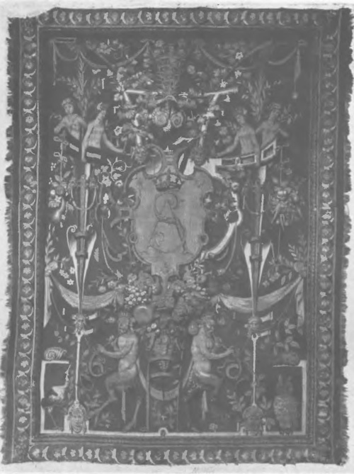 BRUXELLES XVI S. CHATEAU ROYAL DE CRACOV1E .POLOGNE). Nr. 32. Drugi typ grotesków z serji 8 wielkich.— Une autre pièce de la série de 8 grotesques de grandes dimensions, (à Cracovie). Comp. nos repr. 43 et 44 de Corn. Bos et de Corn. Floris. Comp. les satyrs des „Mois grotesques“ (Mars) dans Guichard et Darcel „Les tapisseries“ du G. Meuble.