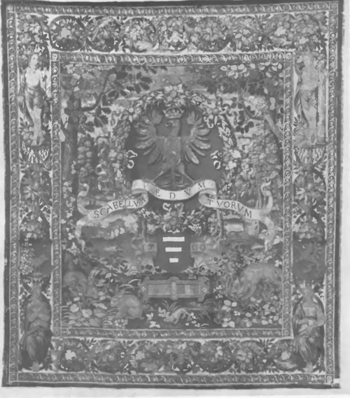 BRUXELLES XVI S. CHATEAU ROYAL DE CRACOV1E (POLOGNE). Nr. 34. Aras z datą 1560, z napisem łacińskim „podnóżek stóp Twoich“, z orłem polskim i herbem „Korczak“ ofiarodawcy, którego ukazują litery C. K. C. H. (Christophorus Komorowski, Cornes Horavlae). — Tapisserie à l’aigle de Pologne, offerte au roi en 1560 par Christophe Komorowski, dont les armes se voient sous l’inscriptio.