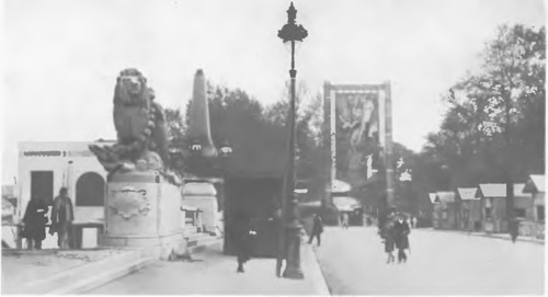 BRAMA PRZY QUAI D’ORSAY. Wejście na Wystawę Sztuki Dekoracyjnej od Quai d’Orsay. (Fot. H. Manuel).