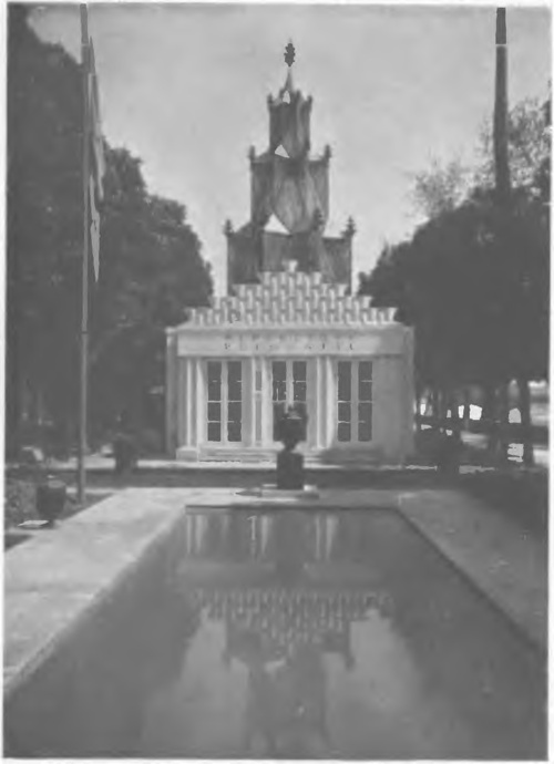 PAWILON POLSKI: FASADA GŁÓWNA (arch. J. Czajkowski). (Fot. H. Manuel).