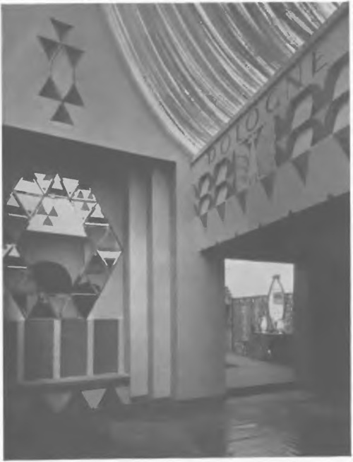 PRZEDSIONEK W DZIALE POLSKIM NA PL. INWALIDÓW (Architektura J. Czajkowskiego, — w tle widać salę jadalną W. Jastrzębowskiego). (Fot. Rep.).