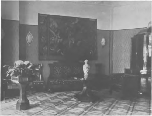 PAWILON POLSKI: GABINET (proj. J. Czajkowski i W. Jastrzębowski, gobelin Z. Stryj eriskiej). (Fot. Rep.).