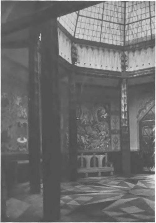 PAWILON POLSKI: SALA CENTRALNA (dekoracja ścienna Z. Stryjeńskiej, slupy z czarnego dąbu, lawy i stoły projektował Karol Stryjedski). (Fot. Rep.).