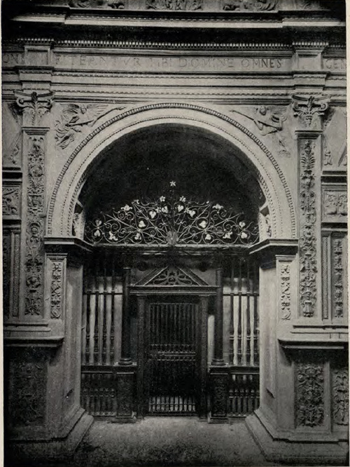 Fig. 15. Ściana z wejściem do kaplicy Zygmuntowskiej.