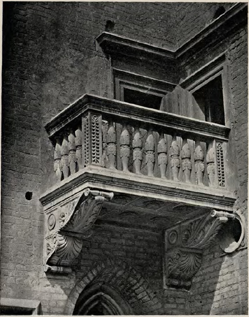 Fig. 79. Ganek oratoryum Kaufmana na zewnątrz kościoła N. P. Maryi w Krakowie.