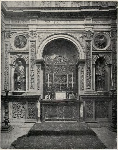 Fig. 7. Ściana ołtarzowa kaplicy Zygmuntowskiej.