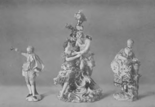 Fig. 27. Wiedeń. ok. r. 1750-1760. Figurki: młodzieniec z winogronami, bóg wodny z nimfą i dama z kwiatami.