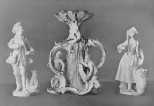 Fig. 28. Wiedeń, ok. r. 1760-1770. Figurki: pastuszek, fontanna i dziewczyna z koszem winogron.