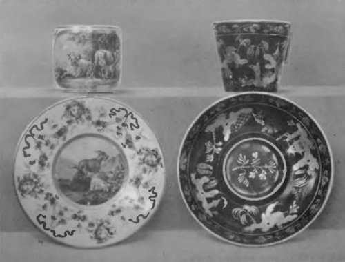 Fig. 33. Wiedeń. ok. r. 1800. Filiżanki z podstawkami.