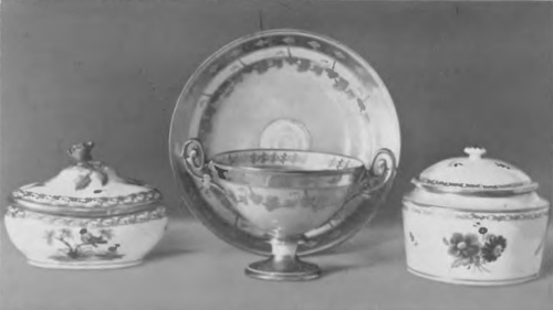 Fig. 40. Wiedeń. ok. r. 1810. Dwie cukiernice i wazka z podstawką.