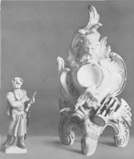 Fig. 43. Berlin, ok. r. 1770-1780. Figurka Polaka i podstawka na zegarek.