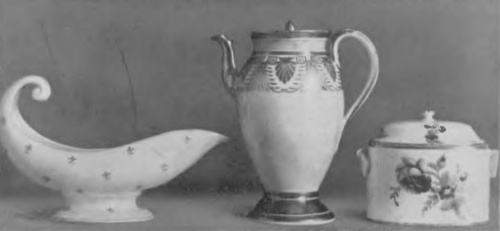 Fig. 46. Korzec. ok. r. 1795, Naczynie na sos, dzbanek i cukiernica.