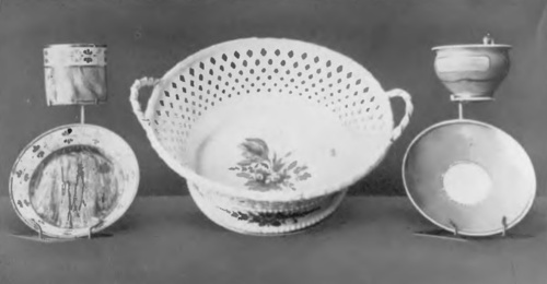 Fig. 47. Korzec: Koszyk na owoce, ok. r. 1795 i dwie filiżanki z podstawkami, ok. r. 1810.