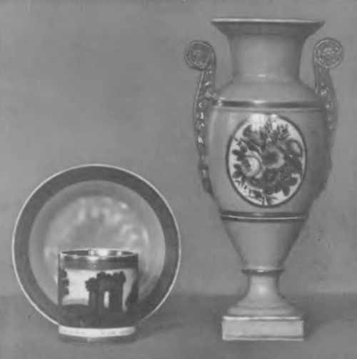 Fig. 58. Baranówka. Filiżanka z podstawką, ok. 1820 i wazon. ok. r. 1820.