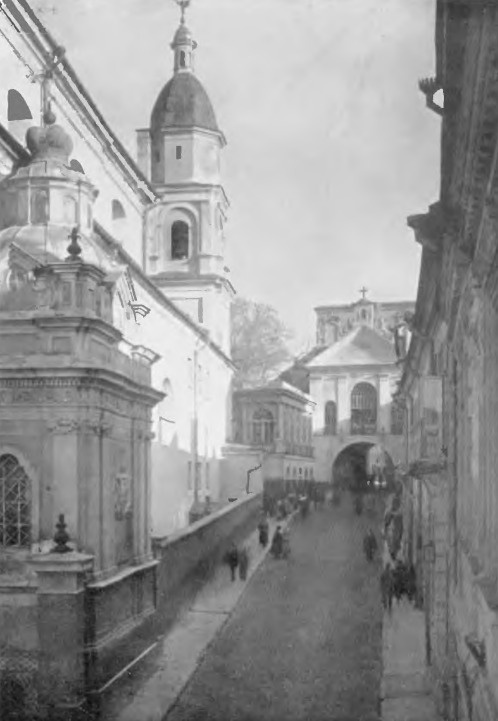 Widok na Kaplicę Ostrobramską w Wilnie. (Fot. J. Bułhak. Wilno).