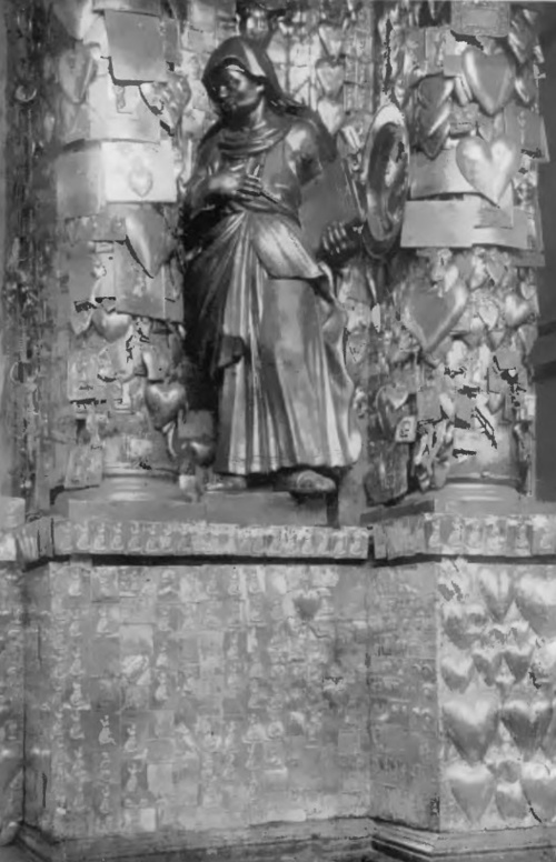 Fragment ołtarza w kaplicy ostrobramskiej z wotami. (Fot. J. Bułhak. Wilno).