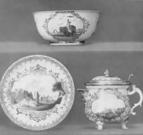 Fig. 11. Miśnia, 1730-1735. Miska i dzbanek na czekoladę z podstawką.
